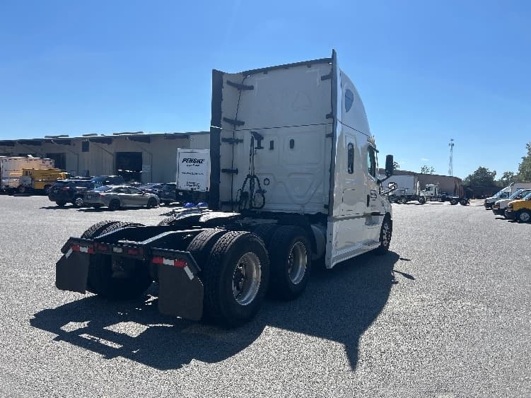 2022 Freightliner Cascadia — photo 7