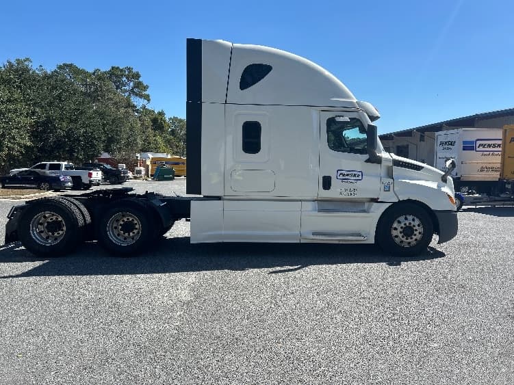 2022 Freightliner Cascadia — photo 8