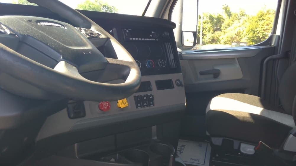 2022 Freightliner Cascadia — photo 10