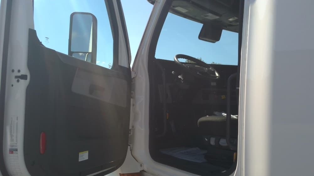 2022 Freightliner Cascadia — photo 9