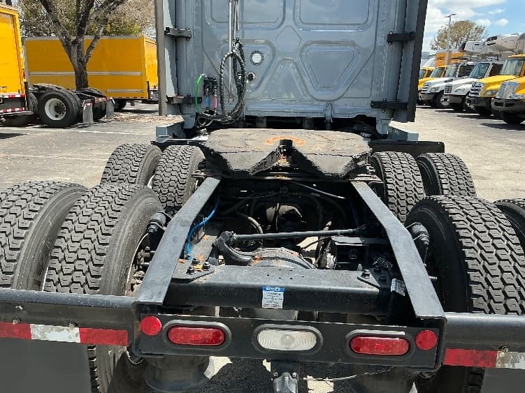 2023 Freightliner Cascadia — photo 6