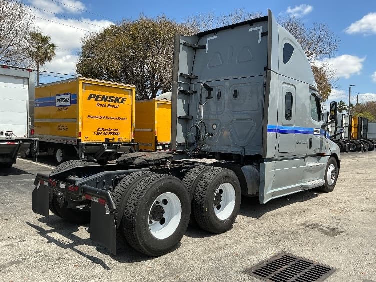 2023 Freightliner Cascadia — photo 7