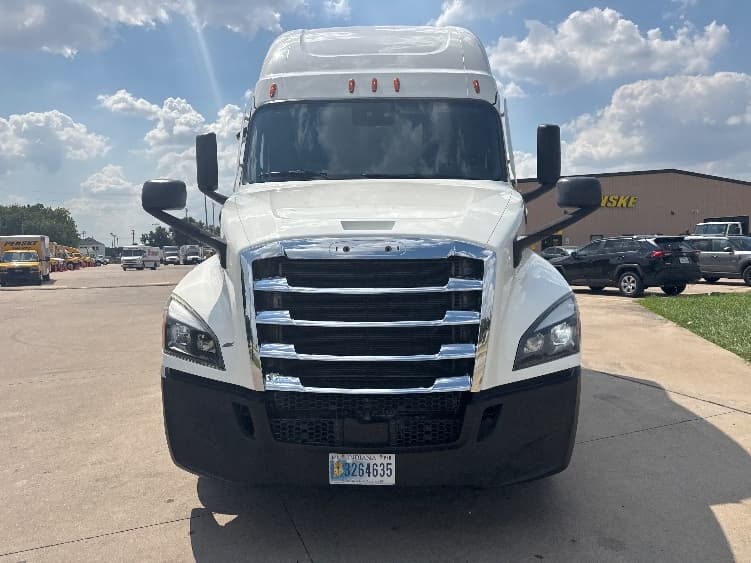 2022 Freightliner Cascadia — photo 2