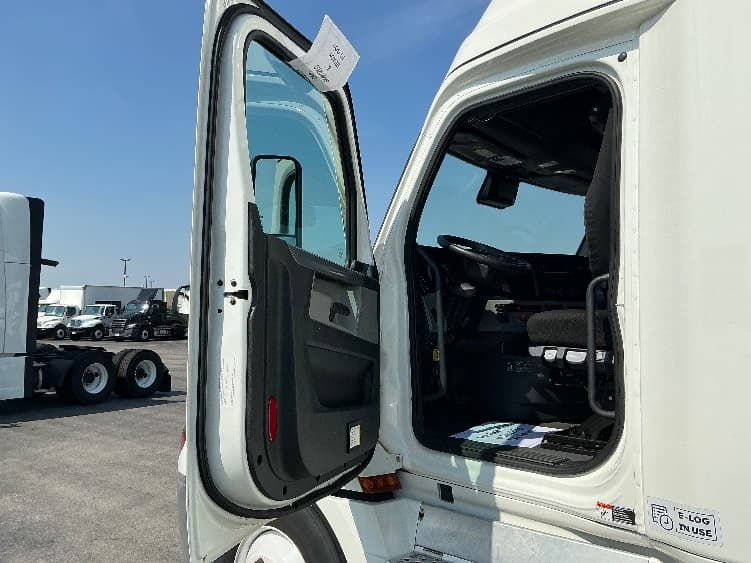 2022 Freightliner Cascadia — photo 9