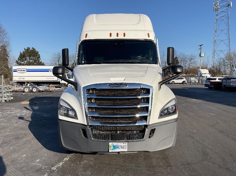 2022 Freightliner Cascadia — photo 2
