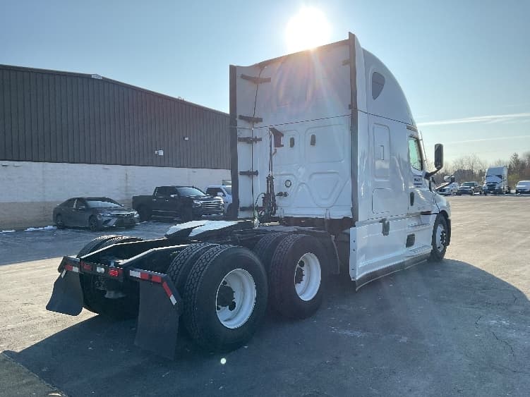 2022 Freightliner Cascadia — photo 7
