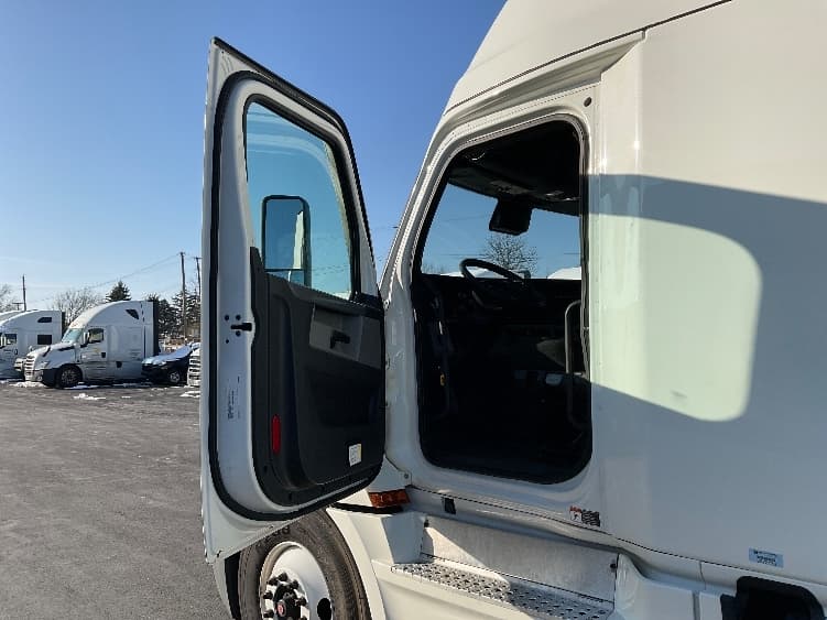 2022 Freightliner Cascadia — photo 9