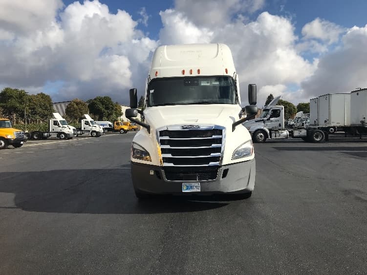 2022 Freightliner Cascadia — photo 2