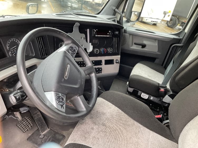 2022 Freightliner Cascadia — photo 10