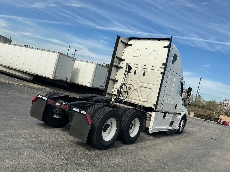 2022 Freightliner Cascadia — photo 7