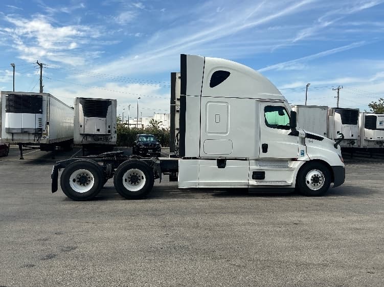 2022 Freightliner Cascadia — photo 8
