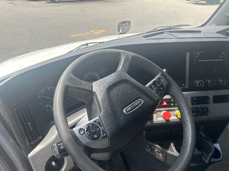 2022 Freightliner Cascadia — photo 10