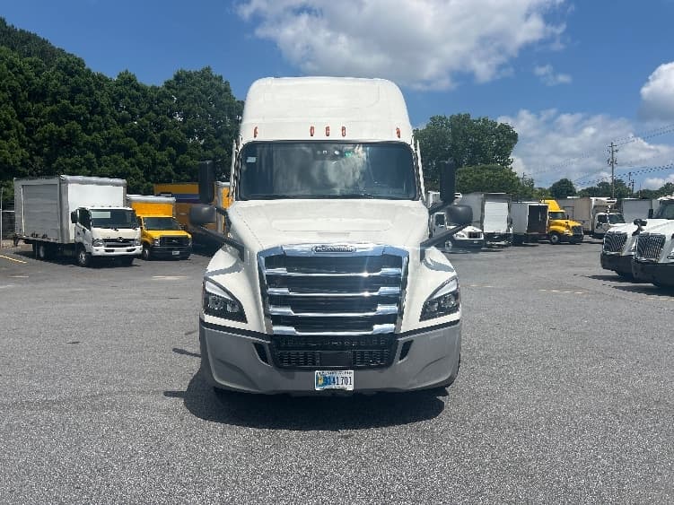 2022 Freightliner Cascadia — photo 2