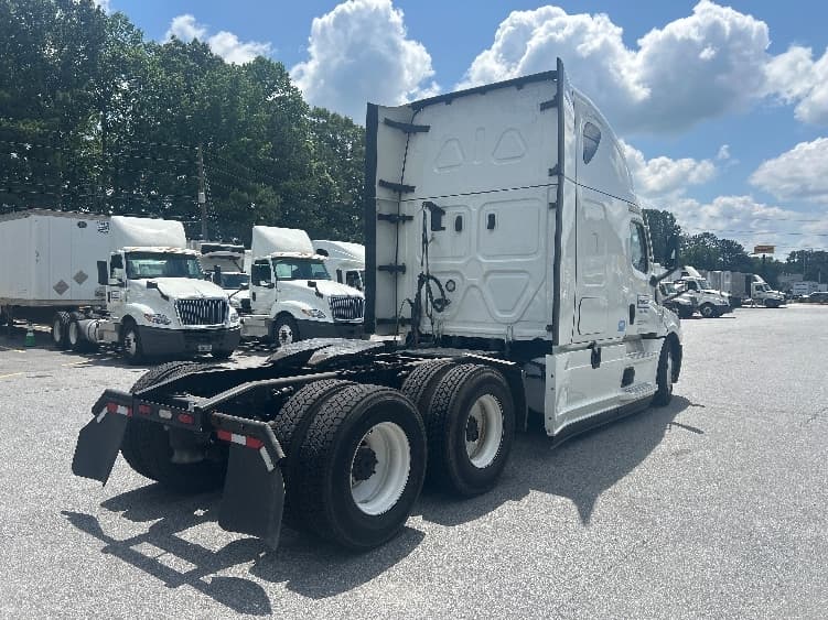 2022 Freightliner Cascadia — photo 7