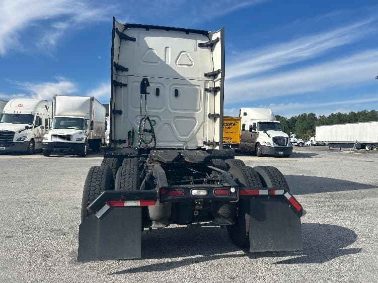 2022 Freightliner Cascadia — photo 6