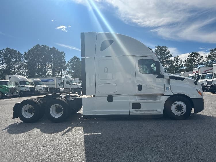 2022 Freightliner Cascadia — photo 8