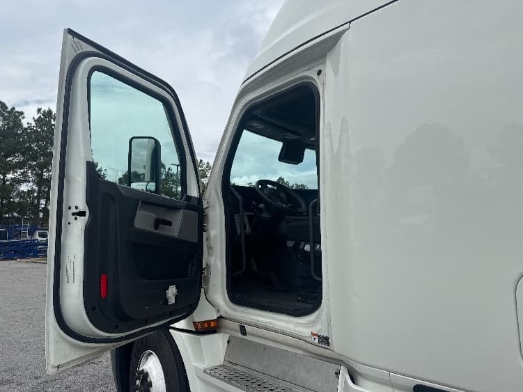 2022 Freightliner Cascadia — photo 9