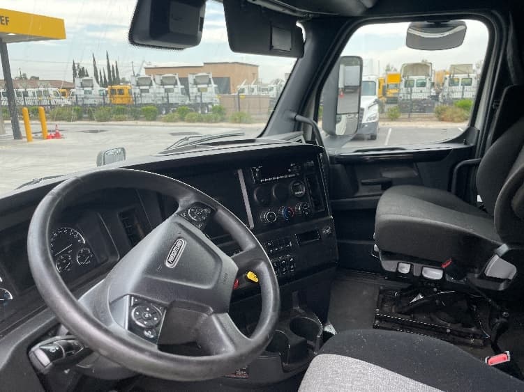 2023 Freightliner Cascadia — photo 10