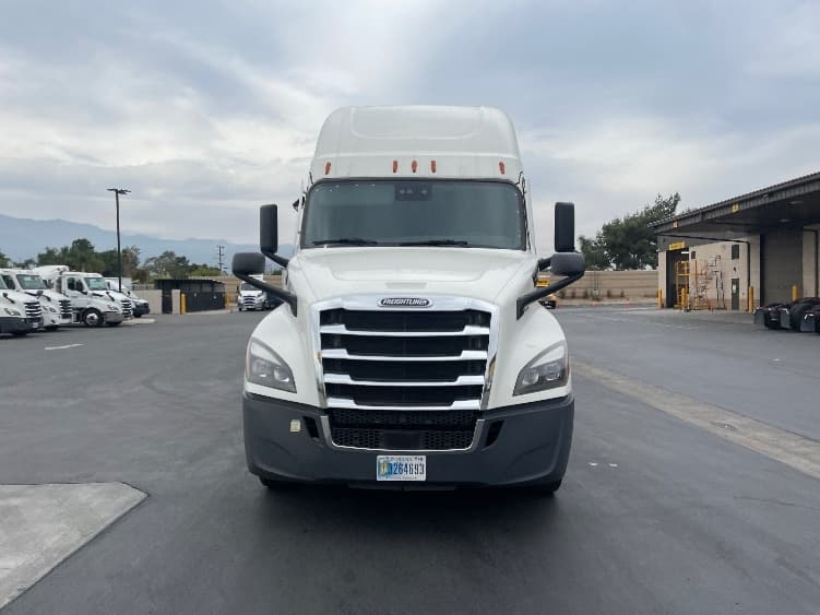 2023 Freightliner Cascadia — photo 2