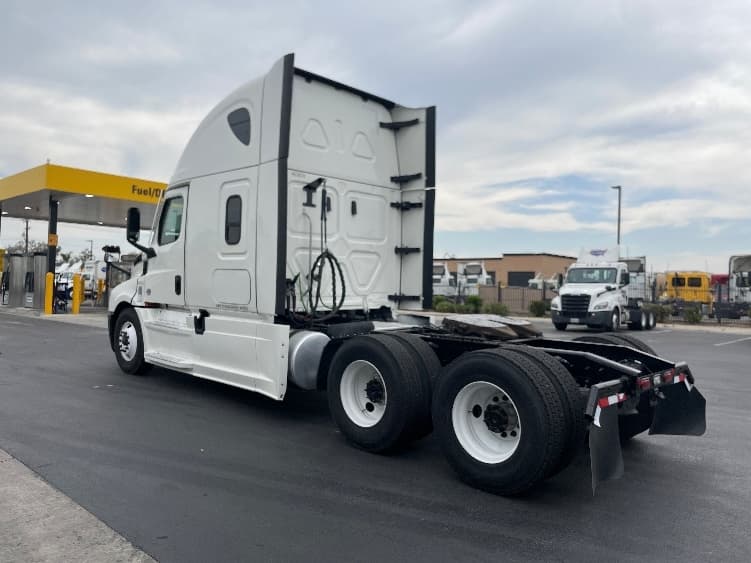 2023 Freightliner Cascadia — photo 5