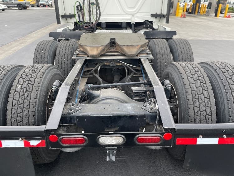 2023 Freightliner Cascadia — photo 6