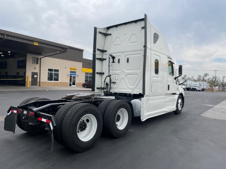 2023 Freightliner Cascadia — photo 7