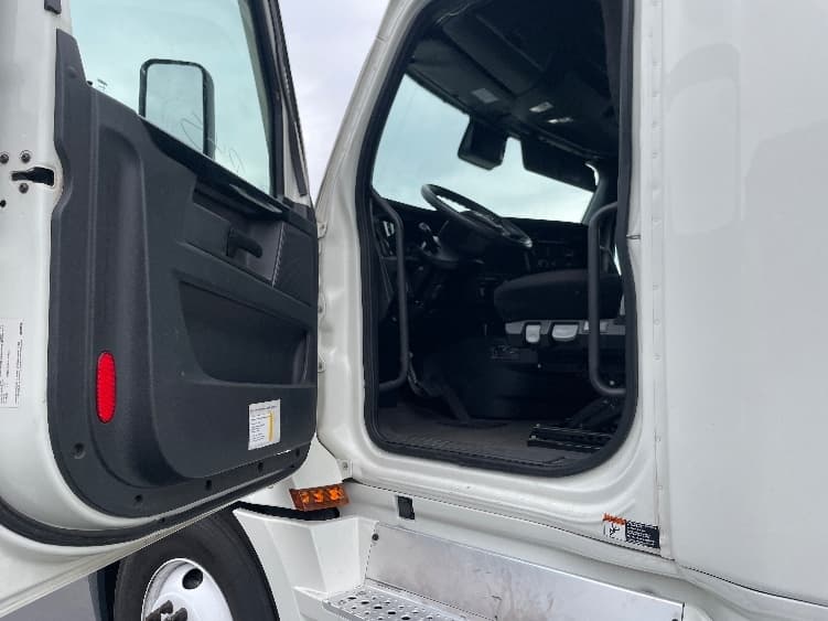 2023 Freightliner Cascadia — photo 9
