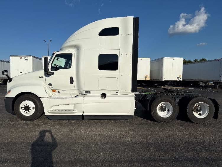 2022 International LT — photo 4