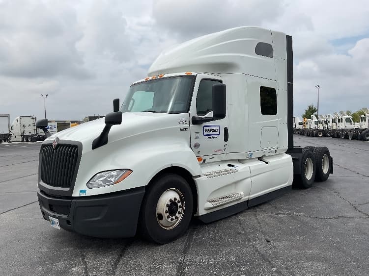 2022 International LT — photo 3