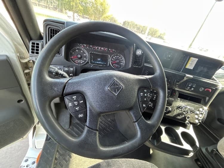 2022 International LT — photo 10