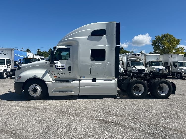 2022 International LT — photo 4