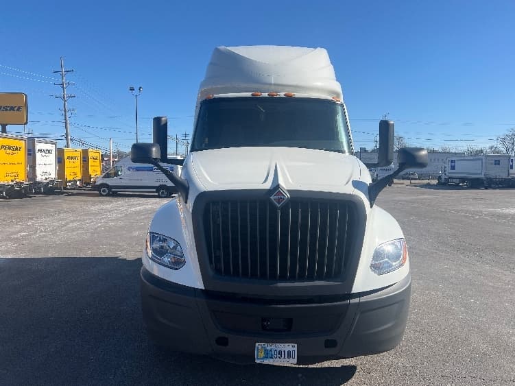 2022 International LT — photo 2