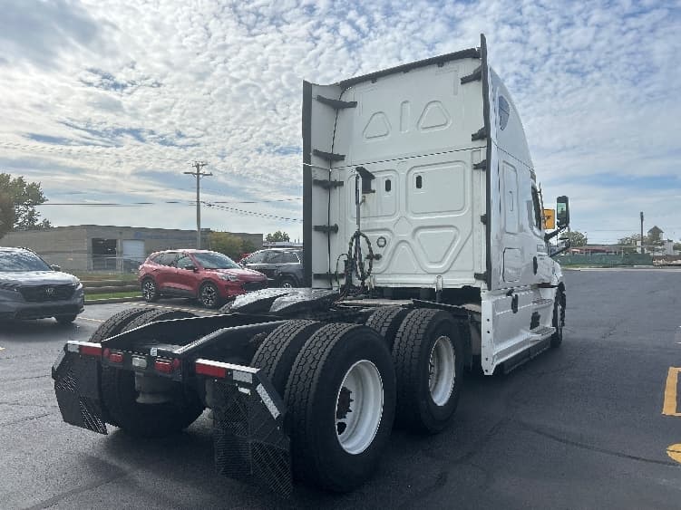 2022 Freightliner Cascadia — photo 7