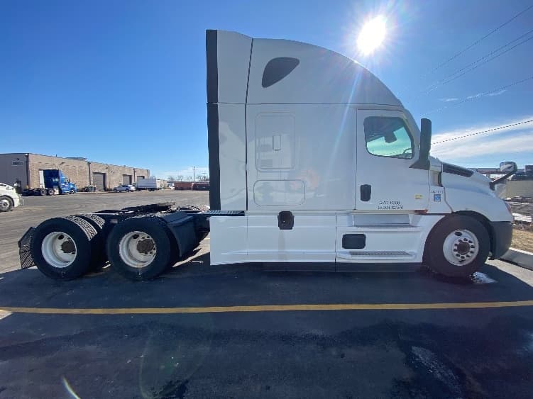 2022 Freightliner Cascadia — photo 8