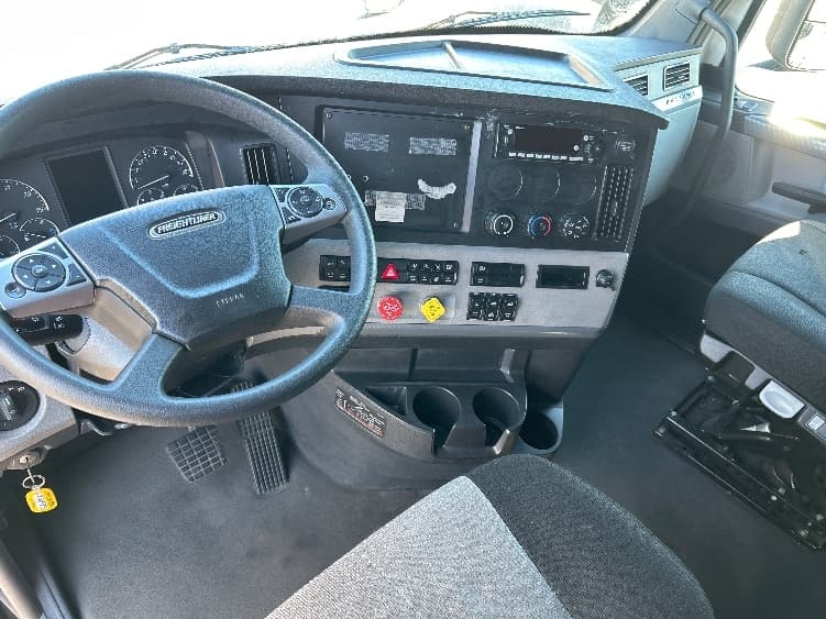 2022 Freightliner Cascadia — photo 10