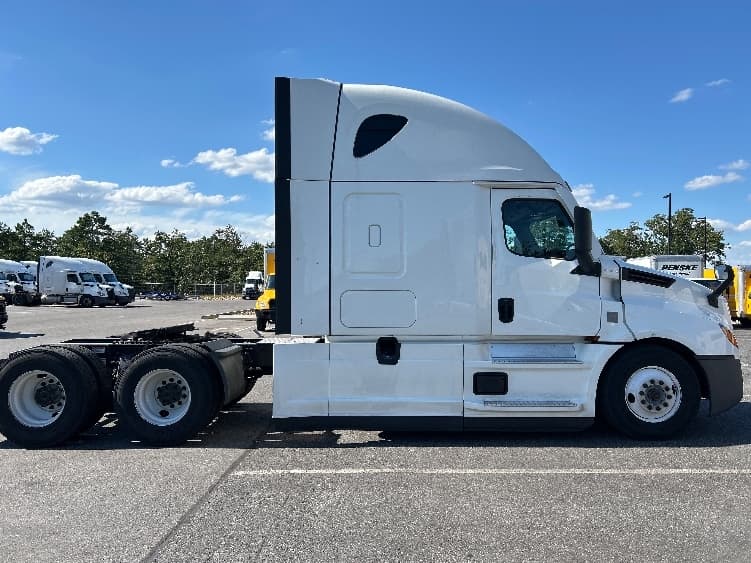 2022 Freightliner Cascadia — photo 8