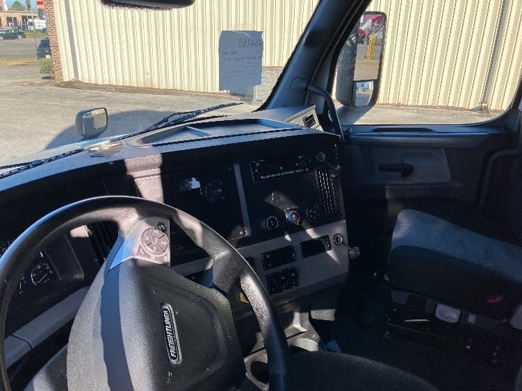 2022 Freightliner Cascadia — photo 10