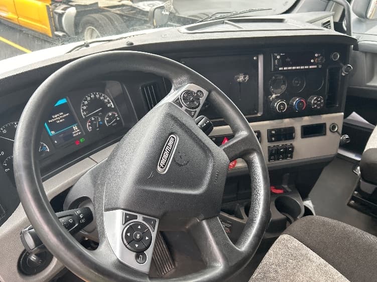 2022 Freightliner Cascadia — photo 10