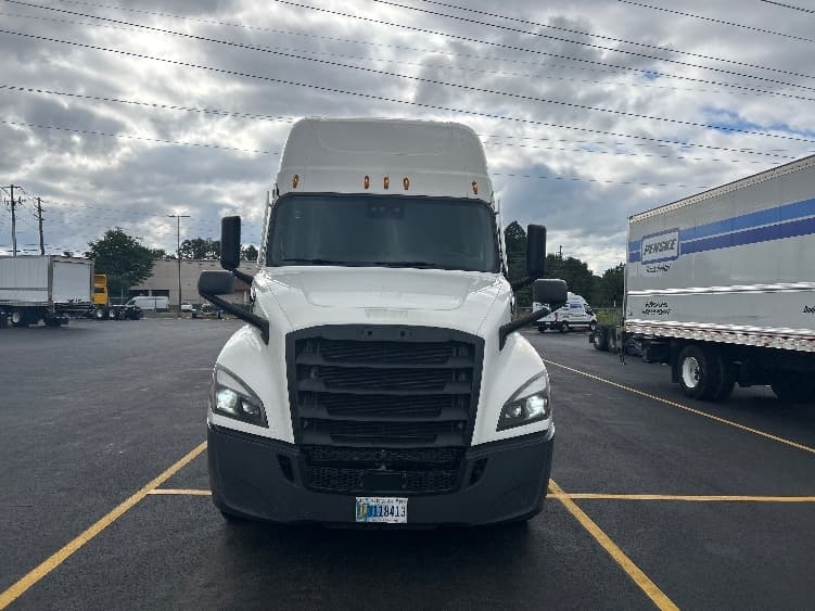 2022 Freightliner Cascadia — photo 2
