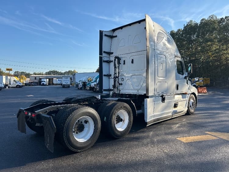 2022 Freightliner Cascadia — photo 7