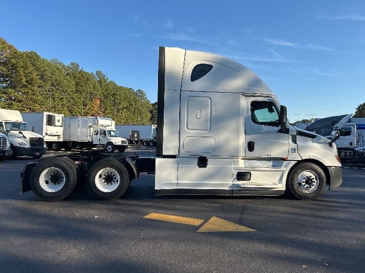 2022 Freightliner Cascadia — photo 8