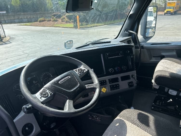 2022 Freightliner Cascadia — photo 10