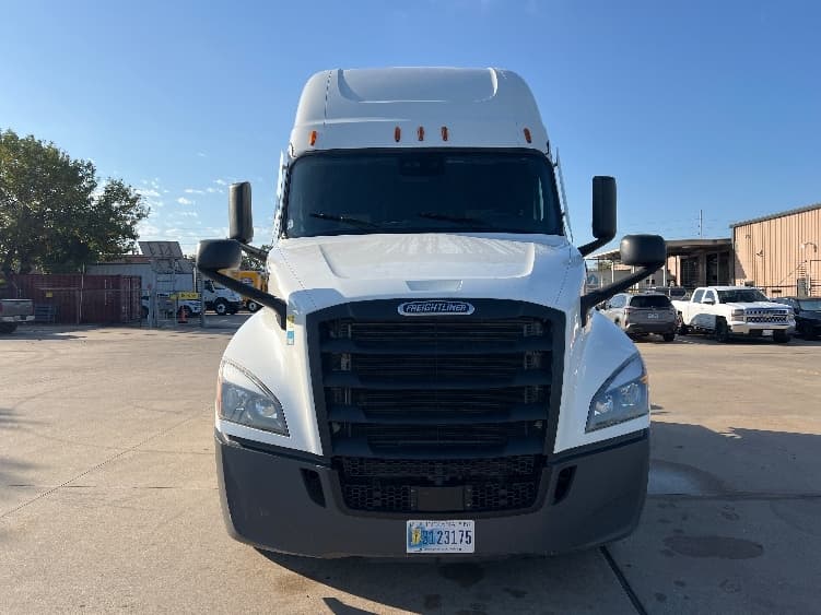 2022 Freightliner Cascadia — photo 2