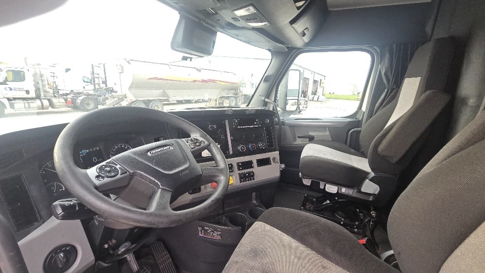 2022 Freightliner Cascadia — photo 10