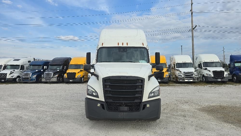 2022 Freightliner Cascadia — photo 2