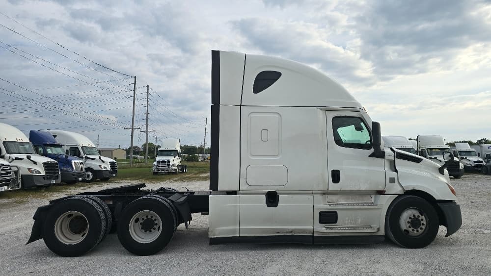 2022 Freightliner Cascadia — photo 8