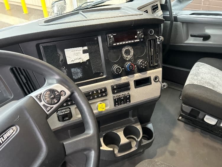 2022 Freightliner Cascadia — photo 10