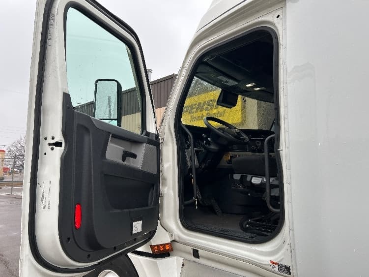 2022 Freightliner Cascadia — photo 9