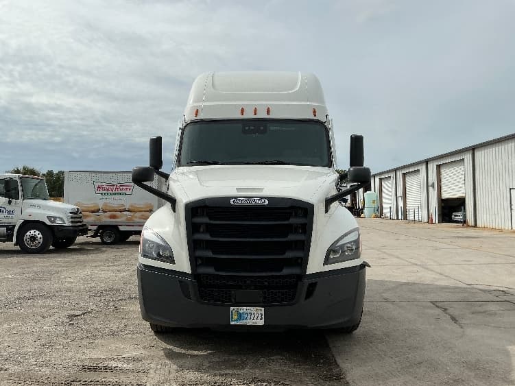 2022 Freightliner Cascadia — photo 2