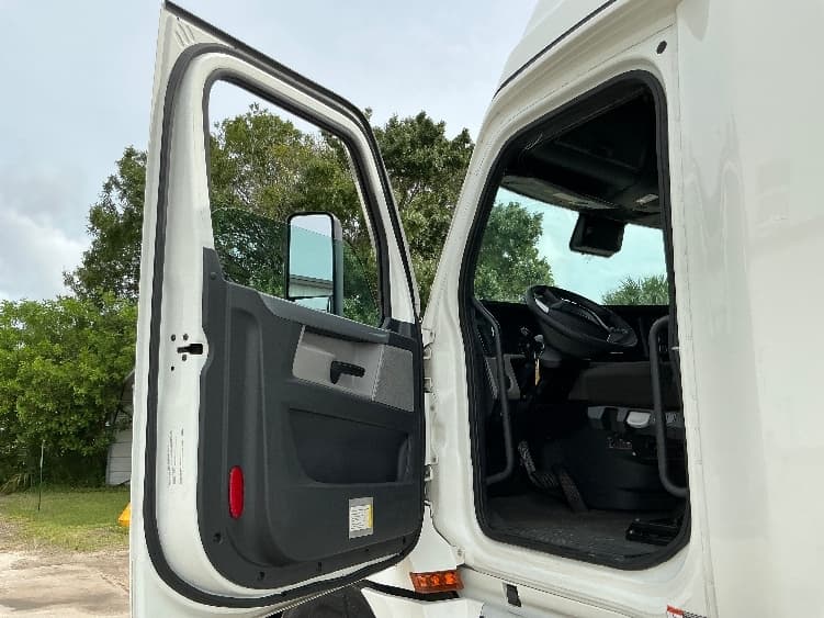 2022 Freightliner Cascadia — photo 9